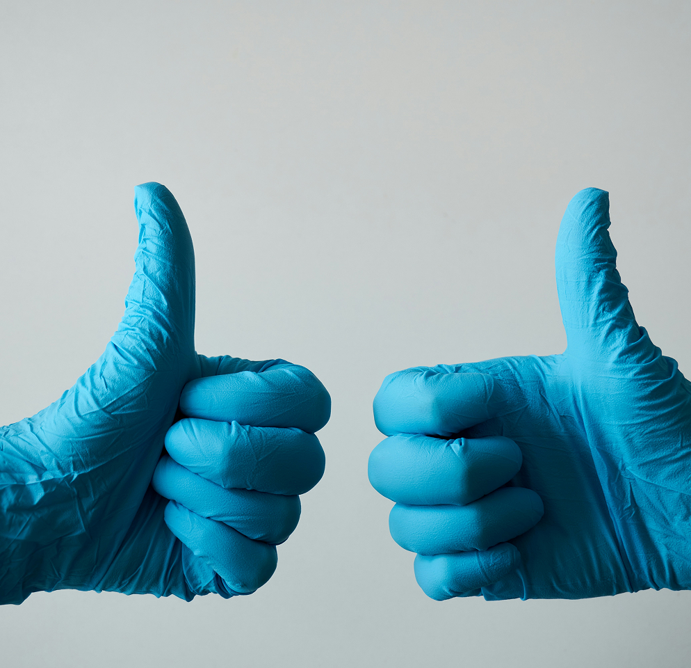 Imagine cu doua maini care arata thumbs-up
